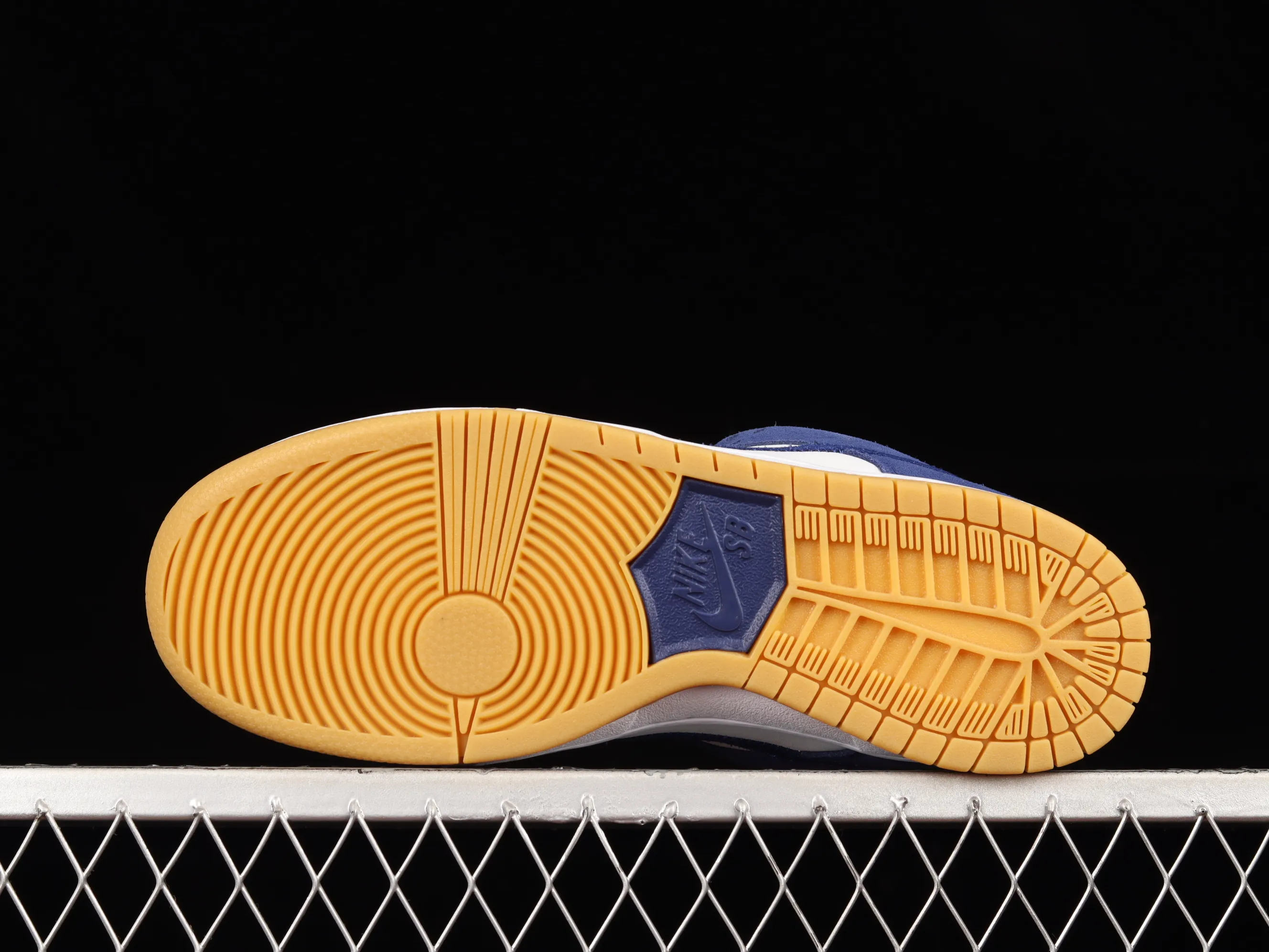 All categories Nk SB Dunk Series Nk SB Dunk Low low-top sneakers Nk SB Dunk Low white and blue Los Angeles Dodgers SB smashed backboard fashion casual sneakers DO9395-400